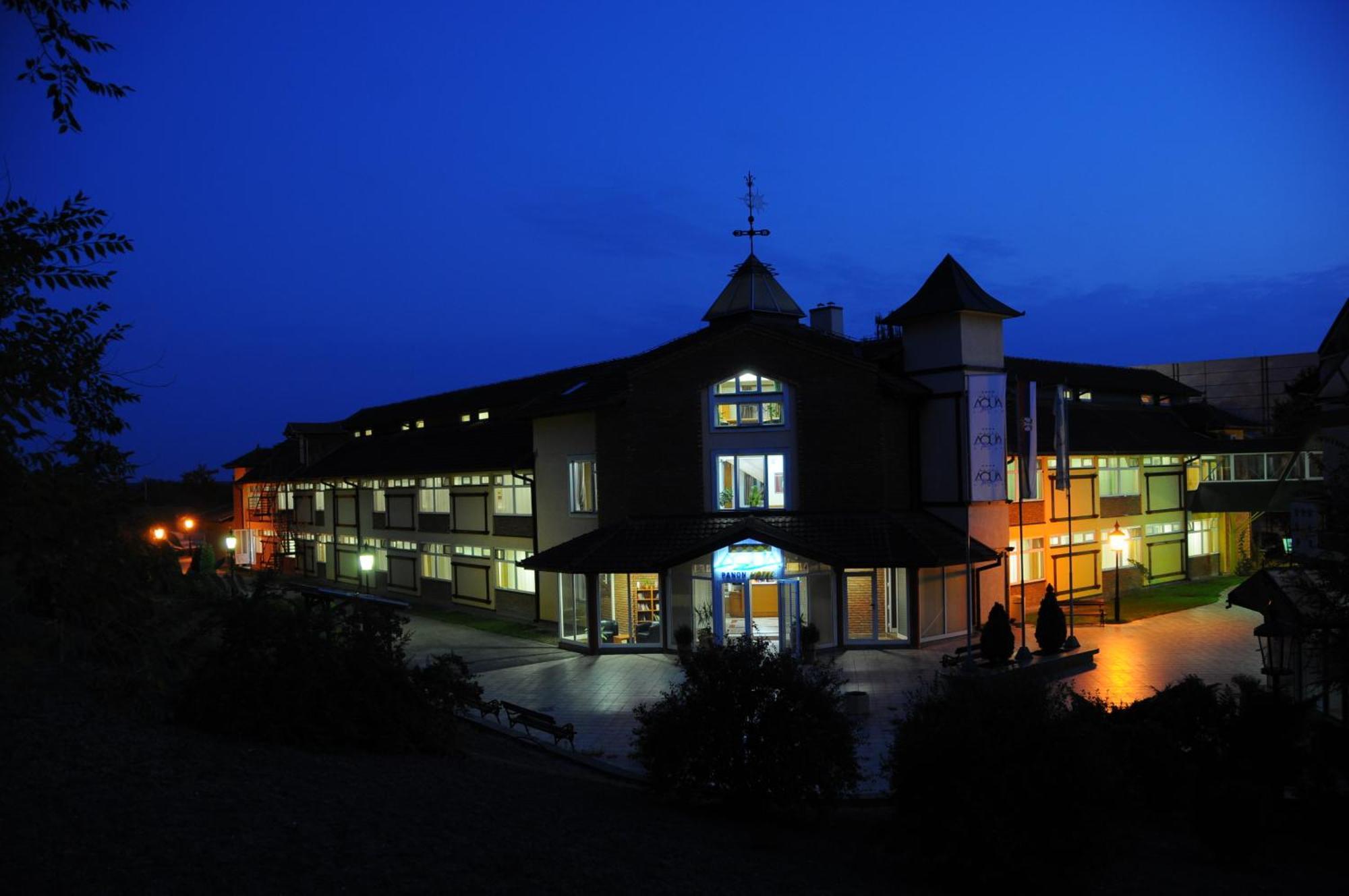 Hotel Aqua Panon Kanjiža Buitenkant foto